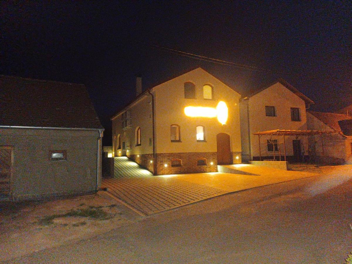 Sklep Vino Strycek Guest House Velke Bilovice ภายนอก รูปภาพ